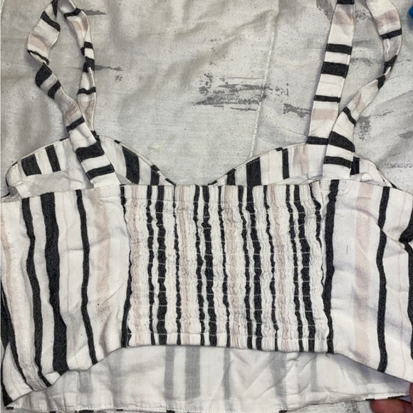 Super cute American eagle crop top - Picture 2 of 3